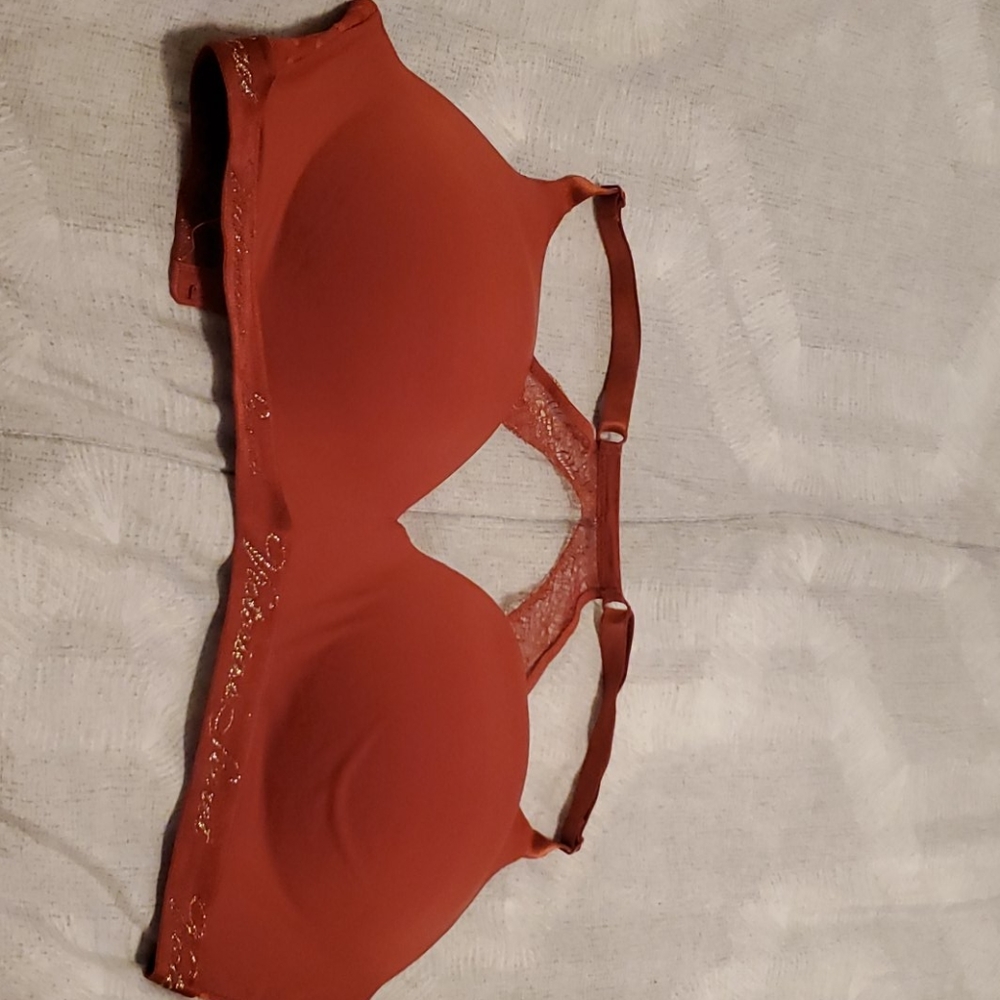 T-shirt lightly lined bra w/ lace racerback